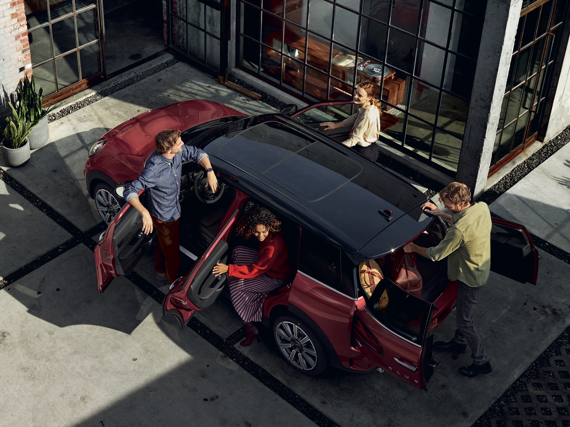 MINI Clubman – rojo y negro – todas las puertas abiertas MINI Clubman – rojo y negro – todas las puertas abiertas